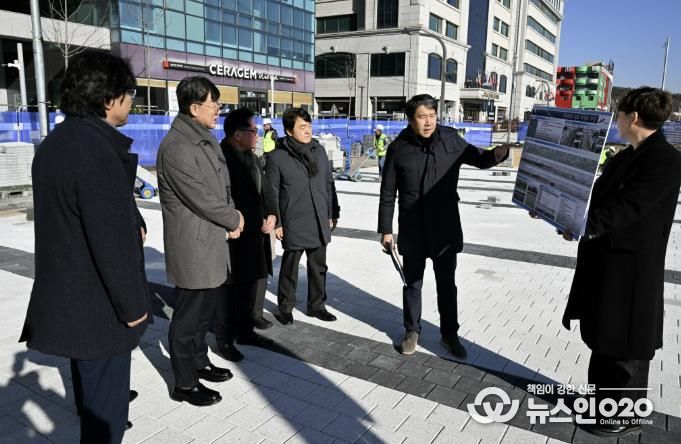 이민근 안산시장(사진 왼쪽 두번째)이, 8일 단원구 고잔동 중앙대로 일원 녹도 재정비 사업 설명을 듣고 있다.