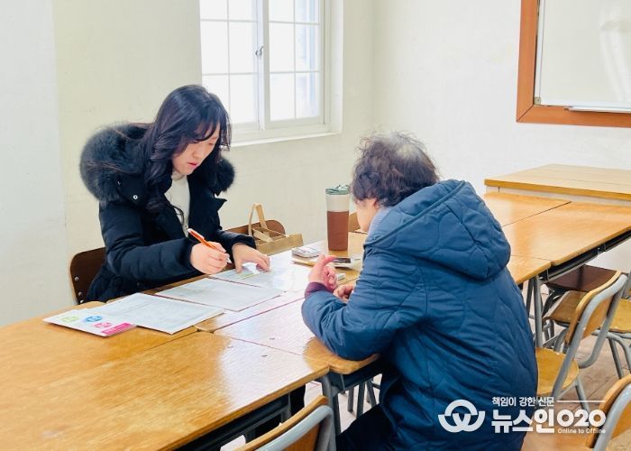 수원시 영통구치매안심센터 관계자가 망포동성당에서 찾아가는 치매조기검진을 하고 있다.