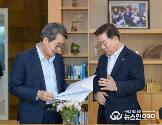 박승원 광명시장(사진 오른쪽)이 13일 오후 광명시청 시장실에서 ‘경기 민생경제 현장투어(달달버스)’ 일정으로 광명시를 방문한 김동연 경기도지사(사진 왼쪽)에게 광명시 주요 현안에 대해 설명하며 경기도의 지원을 요청하고 있다.