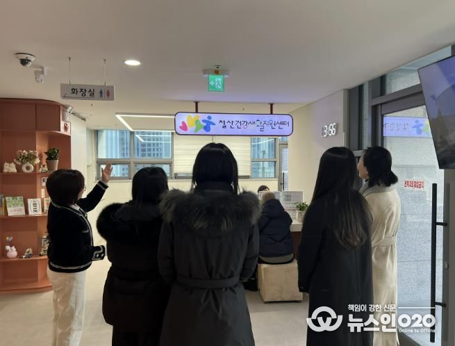 지난 14일 부천시 보건소 관계자들이 철산건강생활지원센터를 방문해 광명시의 주민 중심 건강증진사업 운영 사례를 벤치마킹하고 있다.