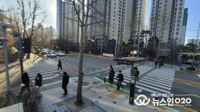 과천시 별양동 코오롱삼거리에 동시 보행신호가 적용된 모습