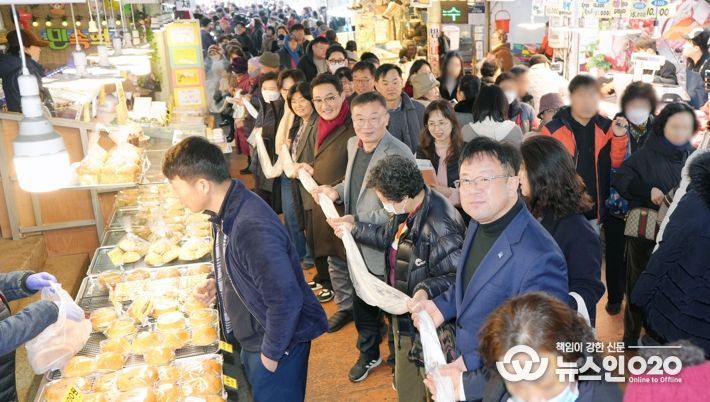 김현수 수원시 제1부시장이 시민들과 함께 가래떡 나눔 행사에 참여하고 있다.