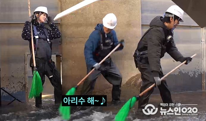 워크맨 촬영 장면(응집지 내 활성탄 청소)