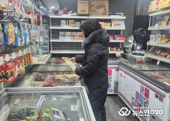 지난 20일 관내 어린이기호식품 조리·판매업소를 대상으로 지도·점검을 실시하고 있다.