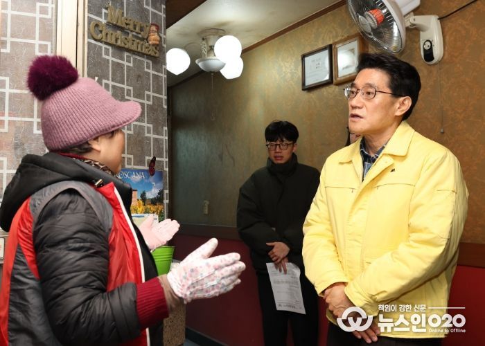 21일 윤성진 화성특례시 제1부시장이 한파 응급숙박시설을 찾아 운영 상태를 점검하고 있다