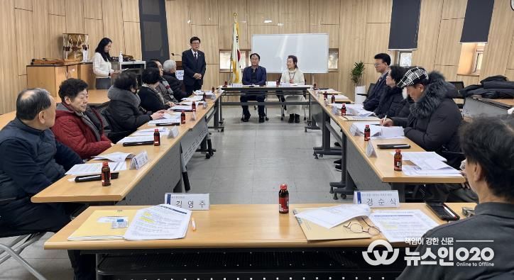 수원시 영통구 원천동, 경로당 맞춤 '바른 복지-건강소식지' 첫 배부