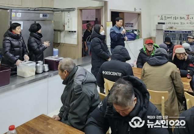 사통팔달협의회, 수원역 노숙인 대상 '사랑의 무료급식' 봉사 펼쳐