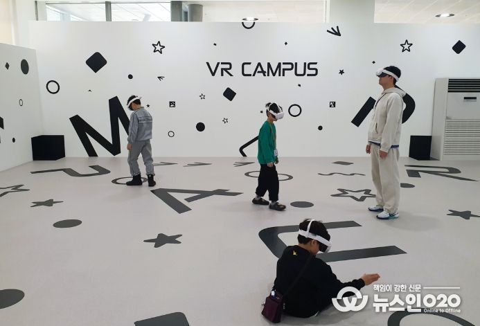 잡월드 미래직업관 내 ‘한국폴리텍대학 반도체VR캠퍼스’에서 반도체 8대 공정을 가상현실(VR)로 체험하고 있는 모습