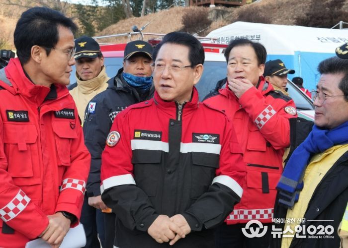 김영록 전라남도지사가 22일 광양 옥곡면 산불현장지휘소를 방문, 현황을 청취하고 있다.