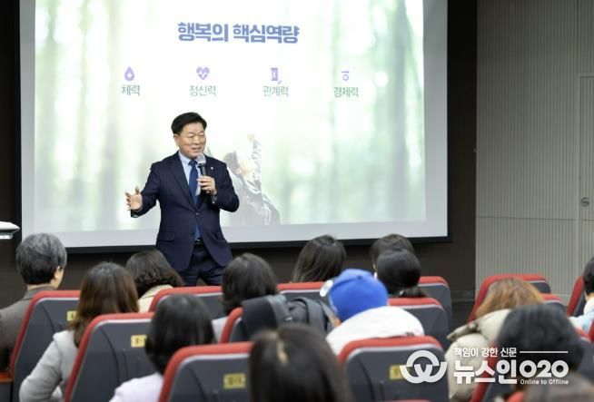 박승원 광명시장이 지난 22일 광명시 평생학습원에서 열린 ‘2026년 평생학습 사업설명회’에서 ‘유능한 도시, 유능한 시민! 평생학습으로 열어가다’를 주제로 특강하고 있다.