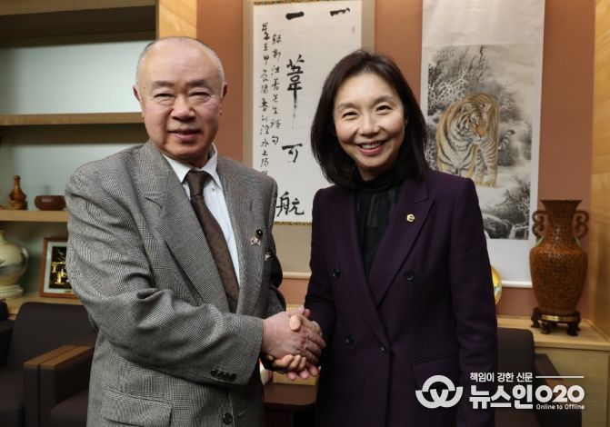 이토 조이치 홋카이도 의장과 악수하는 최호정 의장