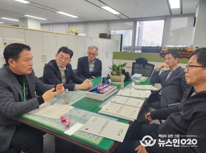 최훈규 천안시 공원녹지사업본부장이 23일 충남도청 산림자원과에 방문해 주요 현안 사업을 설명하고 있다.