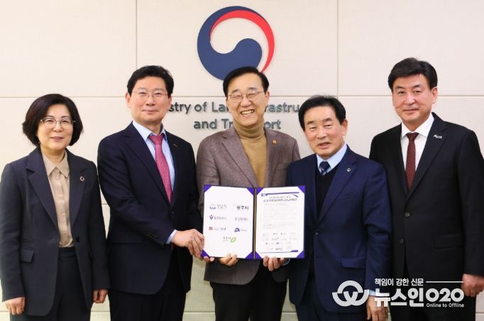 이상일 용인특례시장이 26일 정부세종청사에서 김윤덕 국토교통부 장관에게 '중부권광역급행철도(JTX)'의 신속한 추진을 촉구하는 공동건의문을 전달했다. (사진은 왼쪽부터 김보라 안성시장, 이상일 용인특례시장, 김윤덕 국토교통부장관, 송기섭 진천군수, 방세환 광주시장)