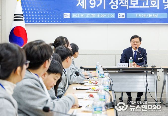 진교훈 서울 강서구청장(오른쪽)이 구청 대회의실에서 열린 ‘제9기 아동참여위원회 정책보고회’에서 아동참여위원들과 대화하고 있다.