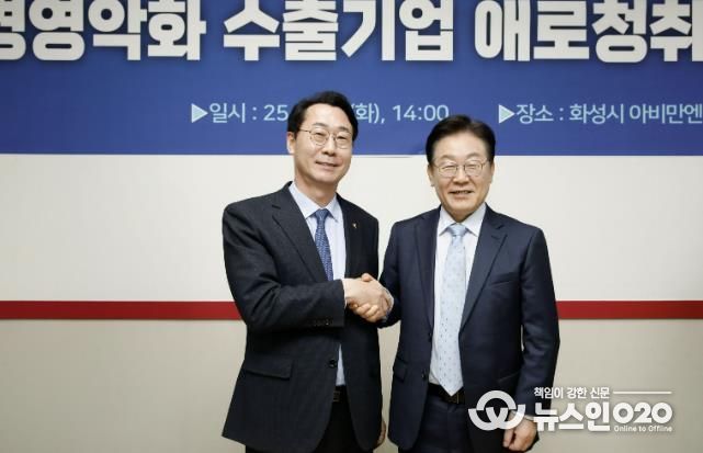 정명근 화성특례시장과 이재명 당시 더불어민주당 당대표가 악수를 하고 있다.