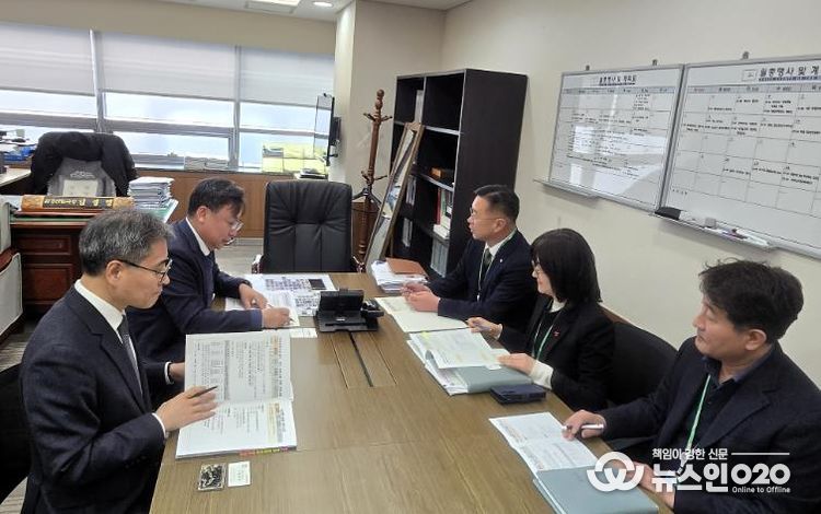 28일 윤석훈 천안시 농업환경국장 등이 충남도청을 찾아 농업·환경 분야의 지역 주요 현안과 핵심사업에 대해 논의를 하고 있다.