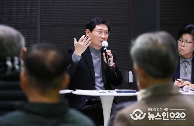 이상일 용인특례시장이 29일 용인미디어센터에서 기흥구 상하동과 구갈동 주민소통간담회를 열고 용인의 반도체 클러스터의 미래에 대한 의견을 제시했다.