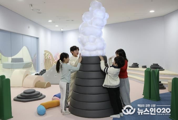 화성시어린이문화센터를 방문한 어린이들이 신규 상설전시 '바다체험'을 관람하고 있다