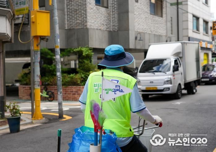 빌라관리사무소 매니저가 동네를 순찰하고 있다.
