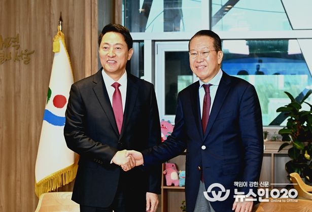 오세훈 서울시장이 6일 오전 서울시청 집무실에서 권영세 국회의원(오른쪽)과 악수하고 있다.