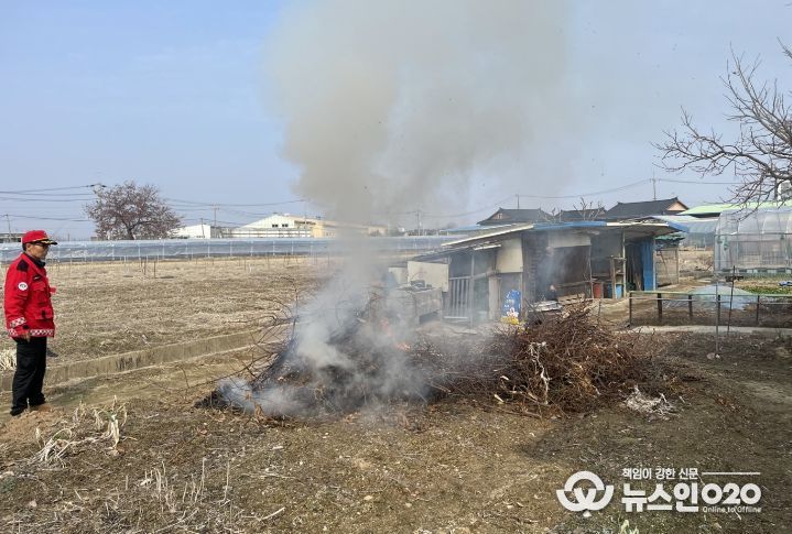 1. 천안시가 불법소각 행위에 대해 단속하고 있다.
