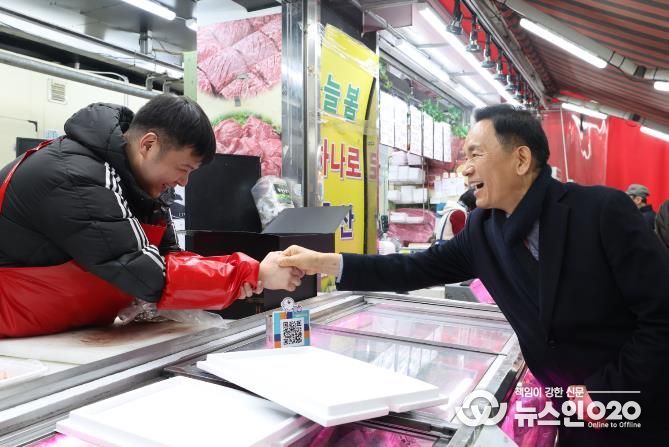 조성명 강남구청장이 12일 강남개포시장·영동전통시장에서 설 명절 장보기 행사에 참여해 상인들과 인사를 나누고 있다.