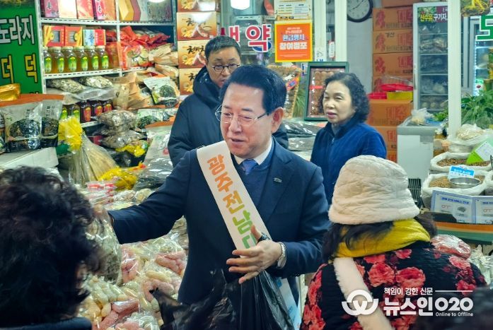 김영록 전남도지사가 설 명절을 앞둔 14일 광주 남광주시장에서 제수용품을 구매하며 상인들을 격려하고 있다.