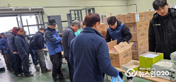 1. 지난해 천안시농업기술센터가 과수화상병 예방 공동방제용 약제를 무상배부하고 있는 모습.