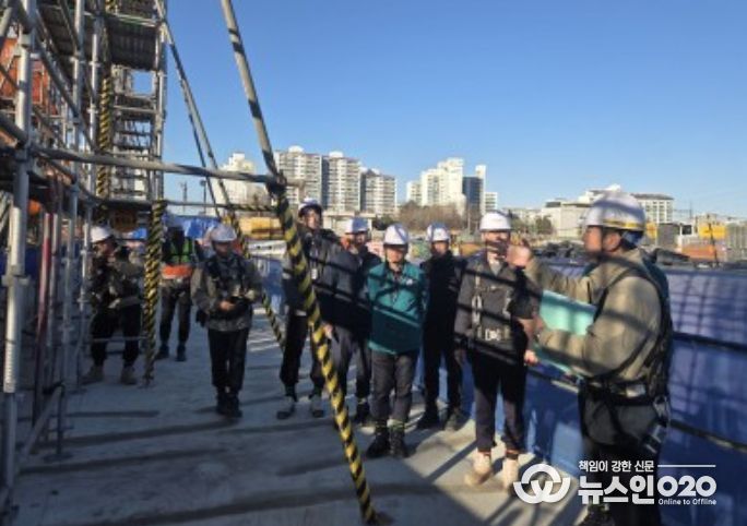 근로자 안전확인을 위한 가설이동통로 구조물 확인