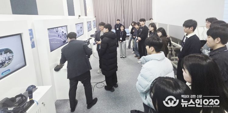 한국동서발전(주)과 함께하는 ‘EWP 직무이해캠프’ 2일차 VR 체험 활동 모습