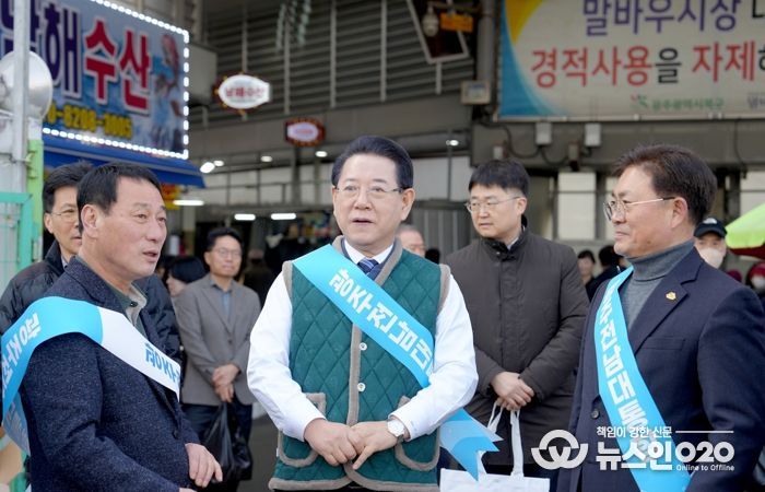 김영록 전라남도지사가 22일 지역 전통시장인 광주 말바우시장을 방문, 물품을 구매하며 상인들을 격려하고 있다.