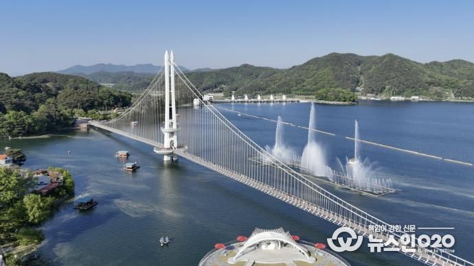 예당호 출렁다리와 음악분수 전경