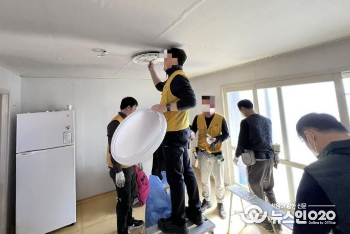 수정인테리어기술전문학원, 수원시 장안구 조원1동 홀몸어르신 가구에 무료 도배 봉사