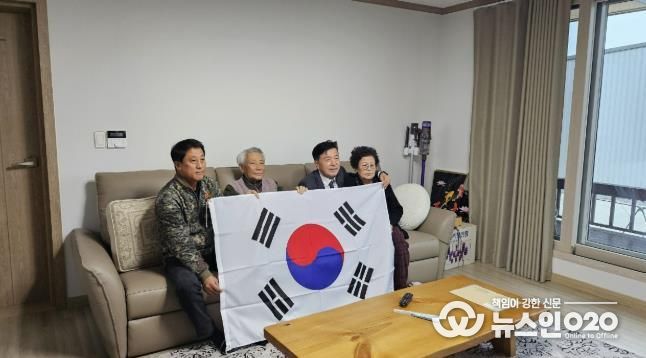 최재구 군수 독립유공자 유족 위문 장면