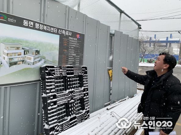 이명열 동남구청장이 동면 행정복지센터 건축 현장을 살펴보고 있다.