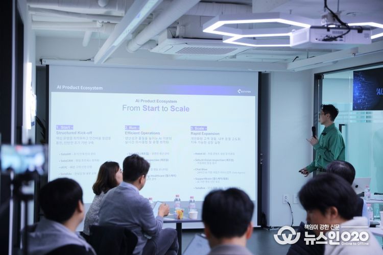 SotaTek Korea 전문가, 세미나에서 기업을 위한 AI 전략과 실전 적용 방안을 소개하고 있다.