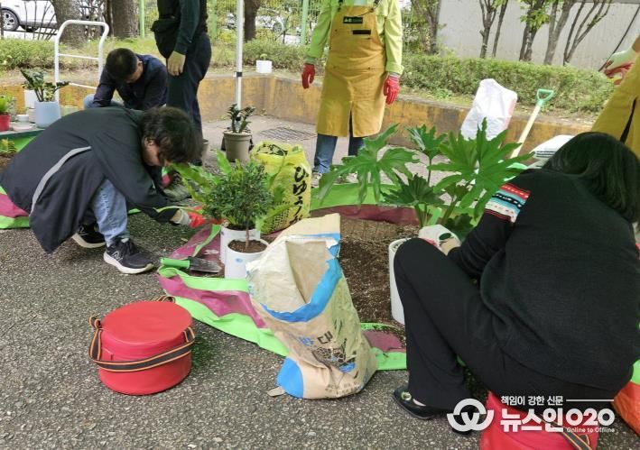 ‘찾아가는 새빛 정원 상담실’에서 시민들이 분갈이 교육을 받고 있다.