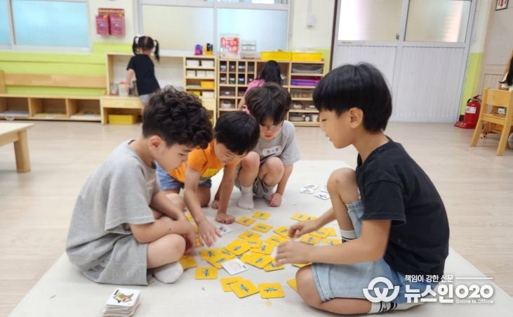 다보듬돌봄기관에서 교육활동에 참여하고 있는 원아