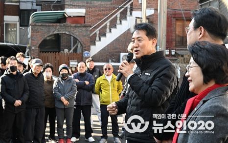 송파구 풍납동 모아타운 사업지를 찾은 오세훈 서울시장이 주민들과 대화를 나누고 있다.