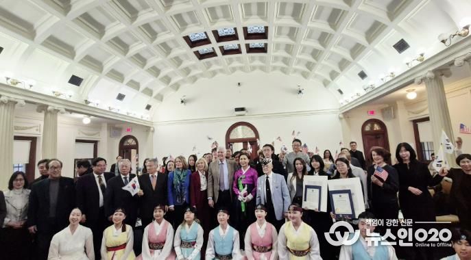 지난 2일(현지시각) 미국 뉴욕주 나소카운티 루즈벨트 행정입법부 건물에서 열린 ‘3·1운동 기념식 및 제7회 유관순상 시상식’에서 윤은미 천안시 복지정책국장과 김민선 미주한인이민사박물관장 등이 기념촬영을 하고 있다.