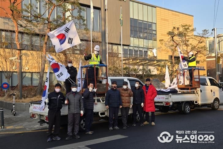 수원시 장안구 영화동 새마을지도자협의회, 3.1절 맞아 나라사랑 고취를 위한 태극기 물결 조성