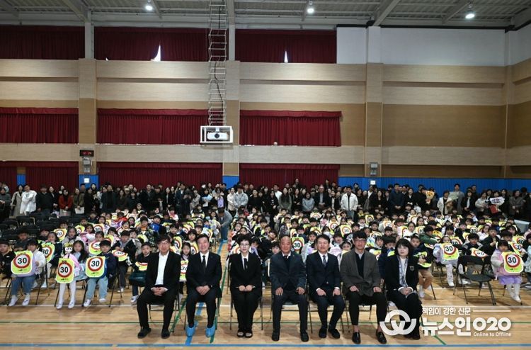 보성초등학교 입학식 교통사고 예방 안전물품 배부 모습