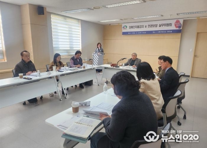 천안시는 4일 오전 서북구보건소 회의실에서 ‘천안시 장애인차별금지 및 인권보장 실무위원회’를 개최했다.