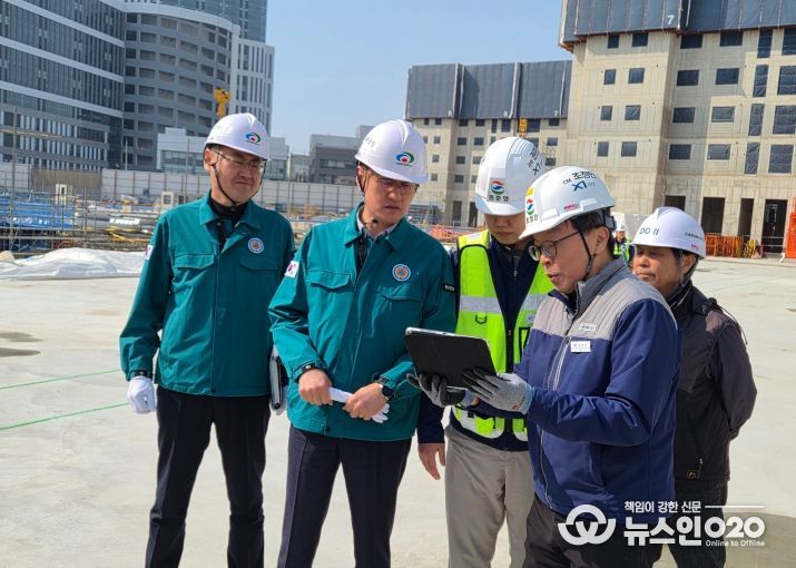 이경열 도시주택국장이 9일 해빙기를 맞아 주택건설공사 현장을 대상으로 안전점검을 실시하고 있다.