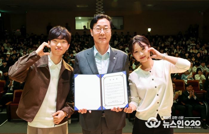 정명근 화성특례시장이 화성시장학관 신규 입사생 대표들과 함께 입사 선서문을 들고 기념촬영을 하고 있다.