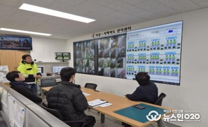 효행구청 관계자들이 지하차도 관제센터에서 도로시설물 운영 상황을 점검하고 있다.