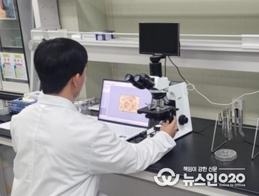 천안시 농업기술센터가 배 꽃가루 발아율 검정실을 운영하고 있다.