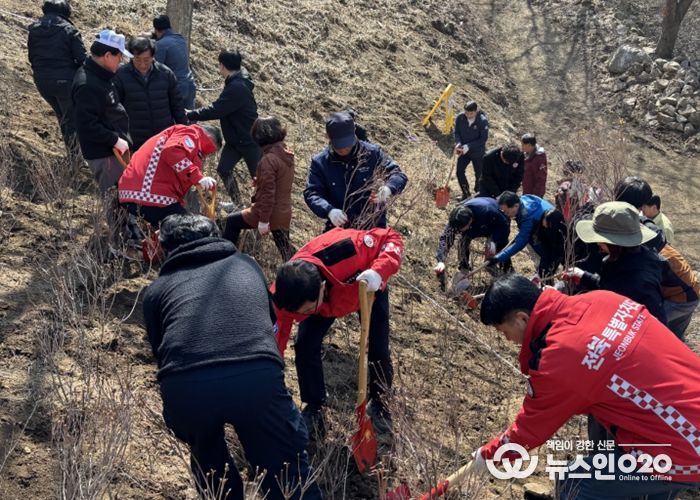 전북자치도, 제81회 식목일 맞아 장수 봉화산서 나무심기 행사 개최