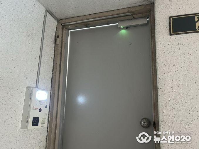 공동주택 옥상출입문 자동개폐기 설치 모습