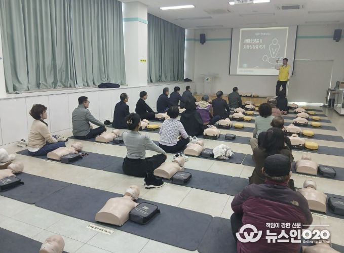 생명지킴이 공동체 안전체험 교육 참가자들이 심폐소생술 실습을 하고 있다